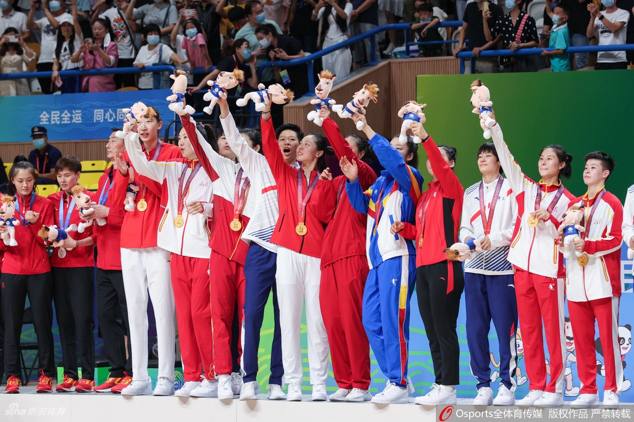 在欢庆的颁奖仪式后,联合队的队员们手持金牌,对着镜头做出俏皮的表情。这块沉甸甸的金牌,不仅是为代表团争得的荣誉,更是对她们长期艰苦训练的最好回报。