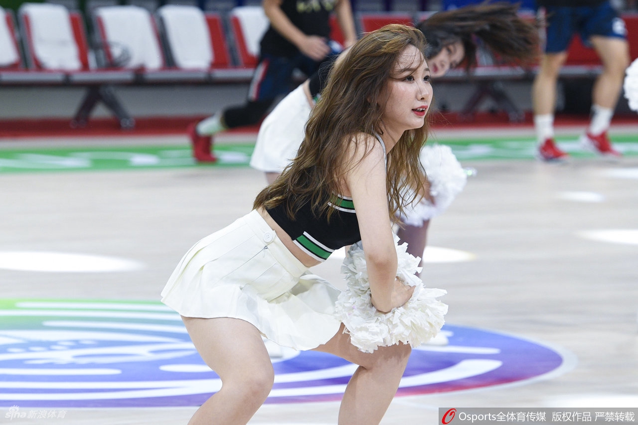 全景镜头下，所有的拉拉队员排成整齐的队列，手中的花球同时抛向空中，五彩缤纷的色彩瞬间布满整个赛场，将现场气氛推向高潮。