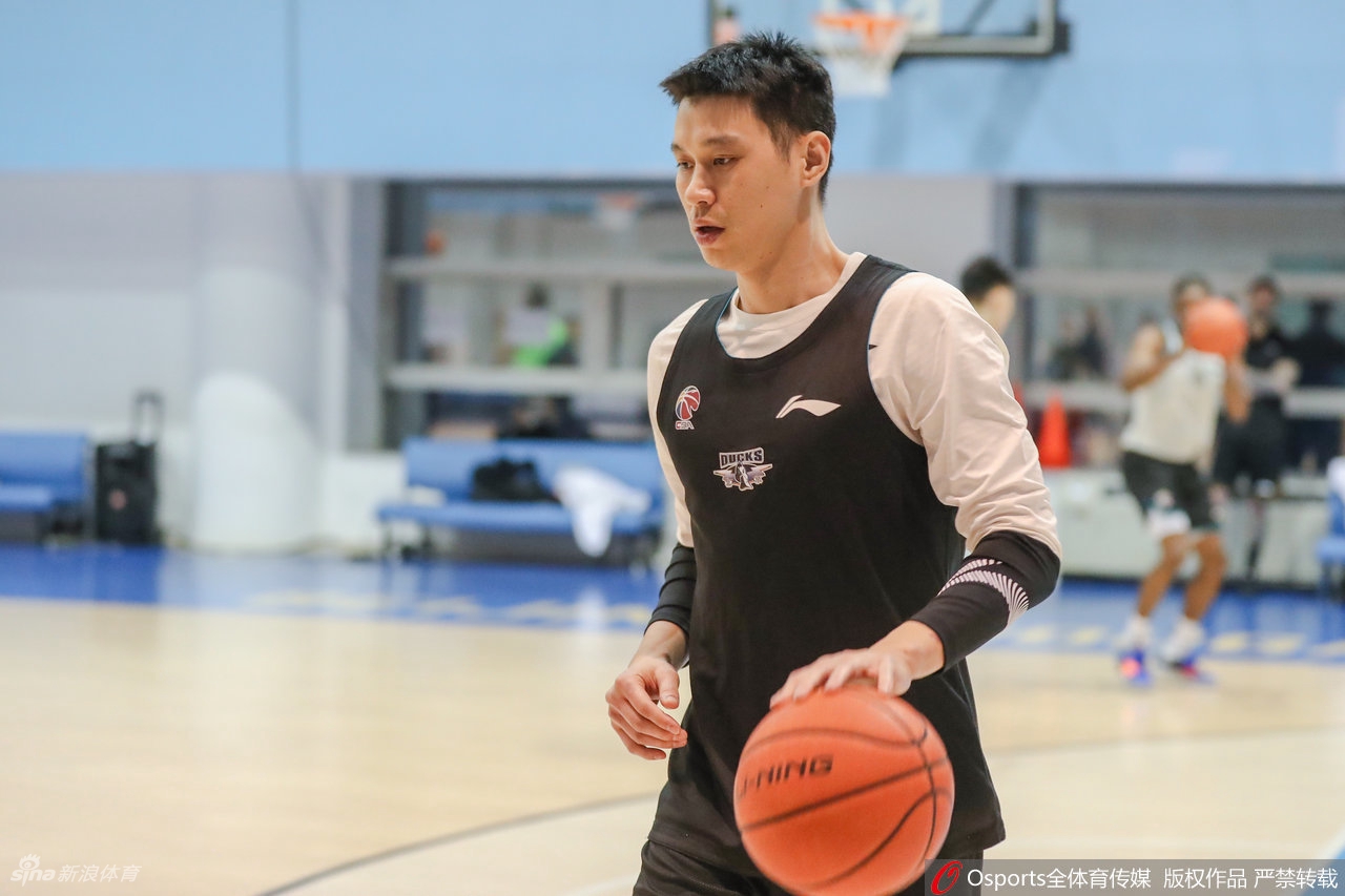 吉布森在训练课后独自加练三分,汗水湿透了球衣,皮球在空中划出一道道完美弧线,仿佛在宣告他已经准备好成为球队最锋利的刀刃。