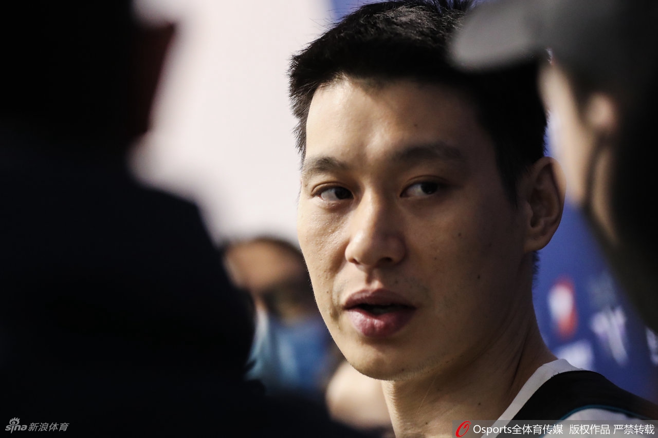 林书豪在场上耐心指导年轻队友,手势坚定而清晰,他用丰富的经验帮助大家理解战术,仿佛真的在敲响那面带动全队的战鼓。