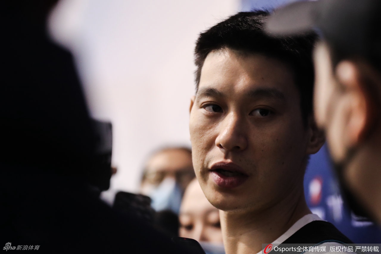 训练结束后林书豪背起行囊,回头望向仍在加练的吉布森,两人相视一笑,这画面定格了首钢双外援之间的默契与对胜利的共同渴望。