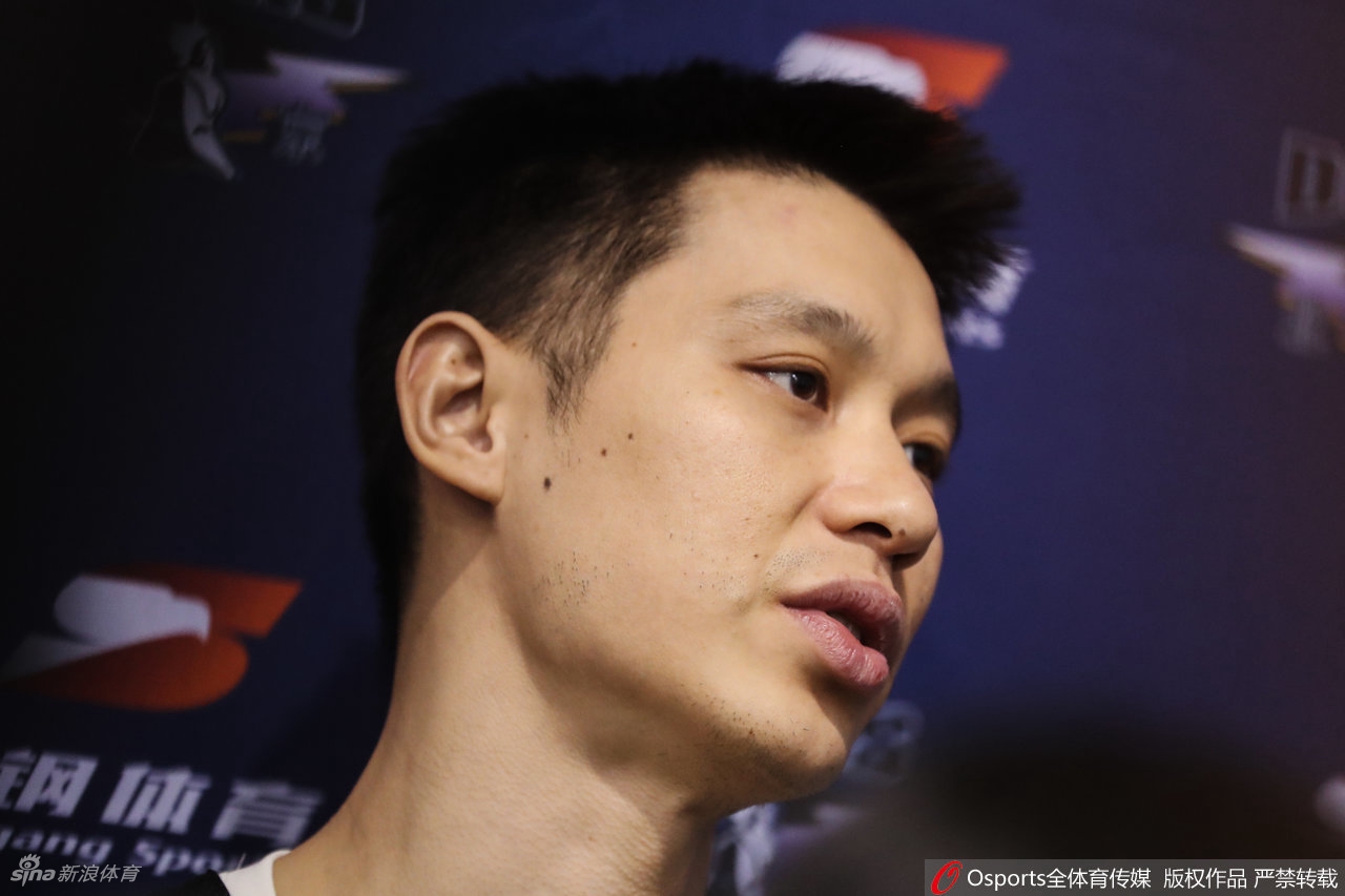 主帅雅尼斯在场边运筹帷幄,双手比划着战术,神情严肃而专注,他将林书豪比作球队的‘鼓手’,期待他能引领攻防的节奏。