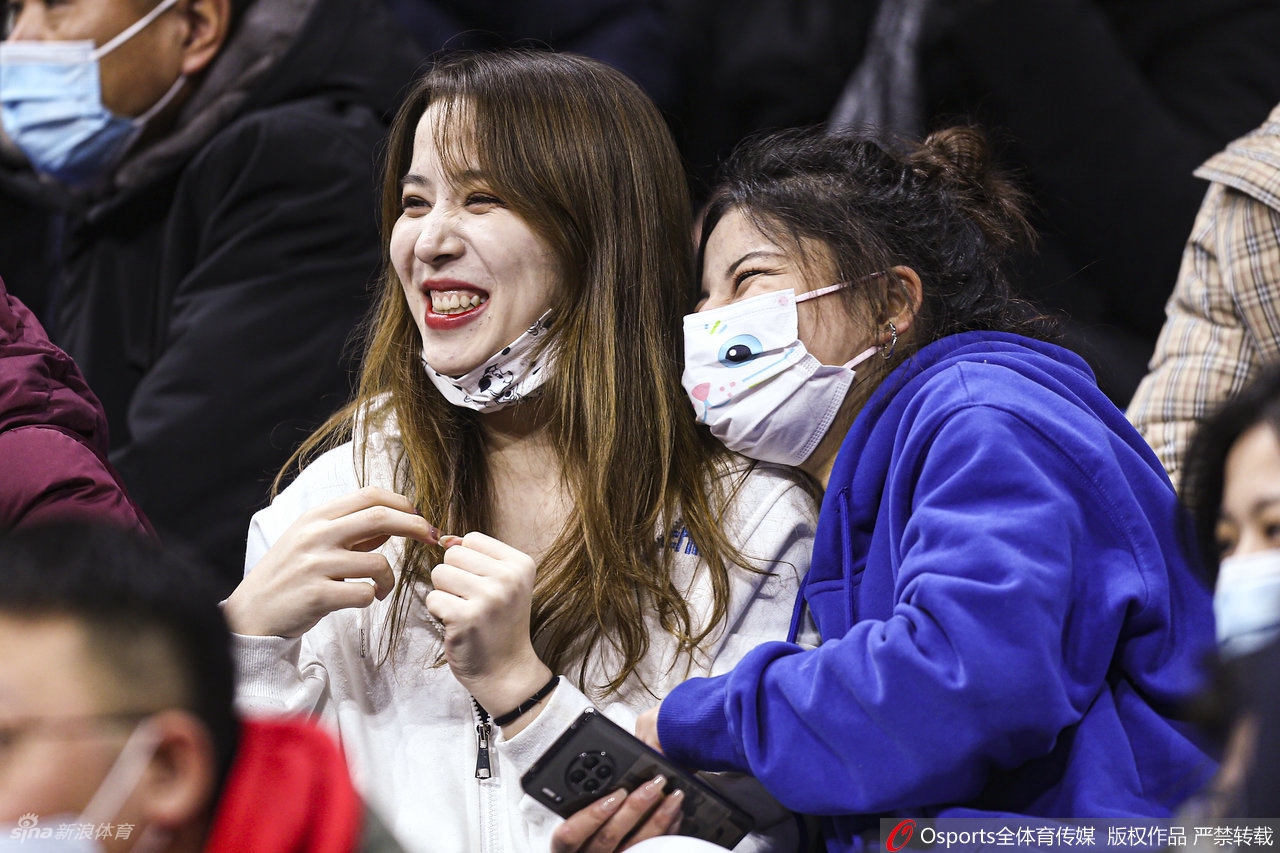 这位穿着时尚格子大衣的女生，在看台上轻轻比出一个可爱的剪刀手，脸上洋溢着满足的笑容，对她而言，在这个特殊的时期能走进球场看一场心爱的比赛，本身就是值得纪念的仪式感。