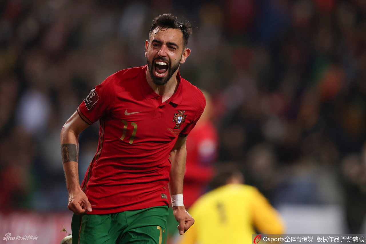 C罗在比赛中控球突破，神情专注，周围多名北马其顿防守球员正试图合围