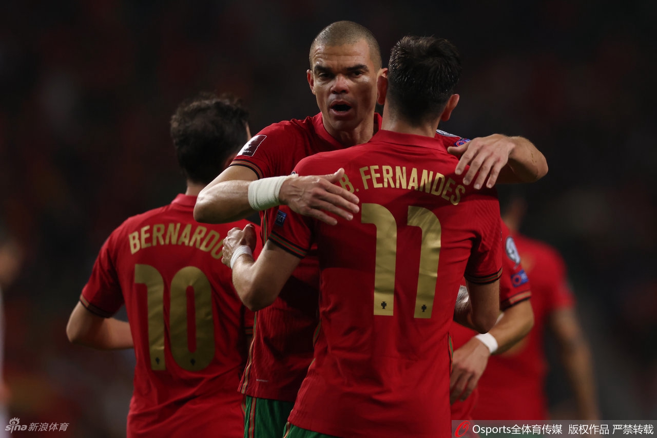 布鲁诺·费尔南德斯进球后兴奋地滑跪庆祝，双手指向天空，背景是沸腾的巨龙球场看台