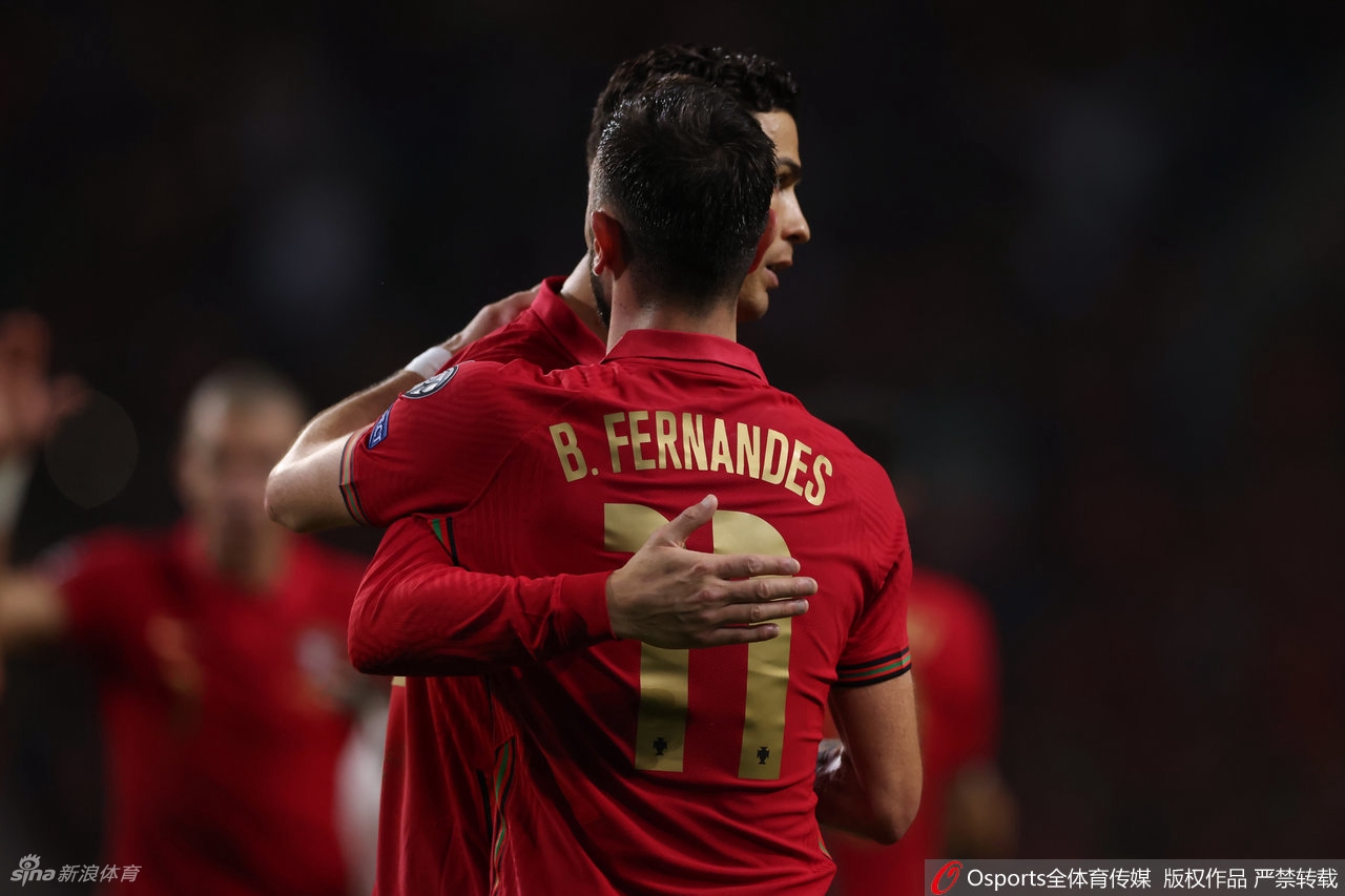 比赛结束后，C罗与老战友佩佩紧紧相拥庆祝，两人脸上都带着历经鏖战终获胜利的灿烂笑容