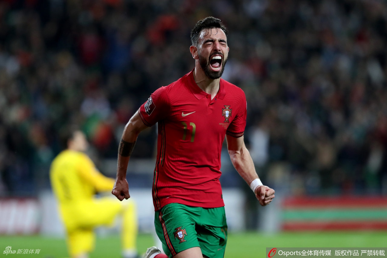 葡萄牙队长C罗在比赛中与北马其顿后卫韦尔科夫斯基激烈拼抢，两人身体对抗互不相让