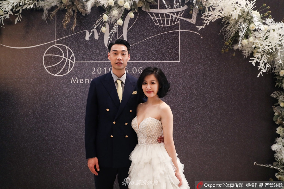 睢冉在婚礼上深情亲吻妻子，作为山东男篮的队长，他在这一刻卸下了赛场上的所有坚硬，只留下对身边人最柔软的深情。