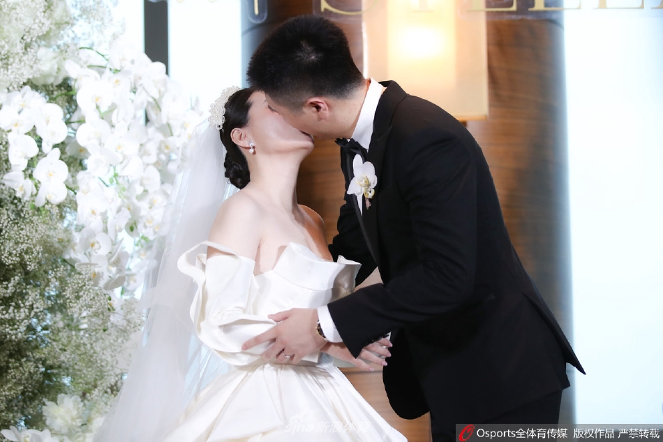 在亲友的欢呼与漫天的彩带中，王薪凯与身穿洁白婚纱的妻子深情拥吻，这一刻，球场上的拼搏化作了对家庭永恒的承诺。
