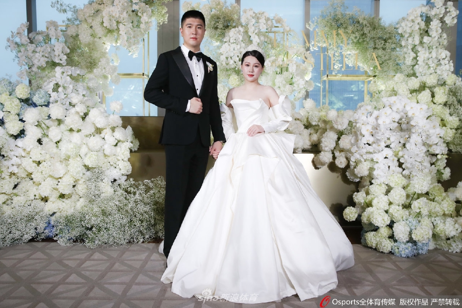 韩德君身穿笔挺西装，牵着美丽的新娘在沈阳的婚礼殿堂上，硬汉眼中满是柔情，这是辽篮队长人生中最重要的一次‘篮板’争抢。
