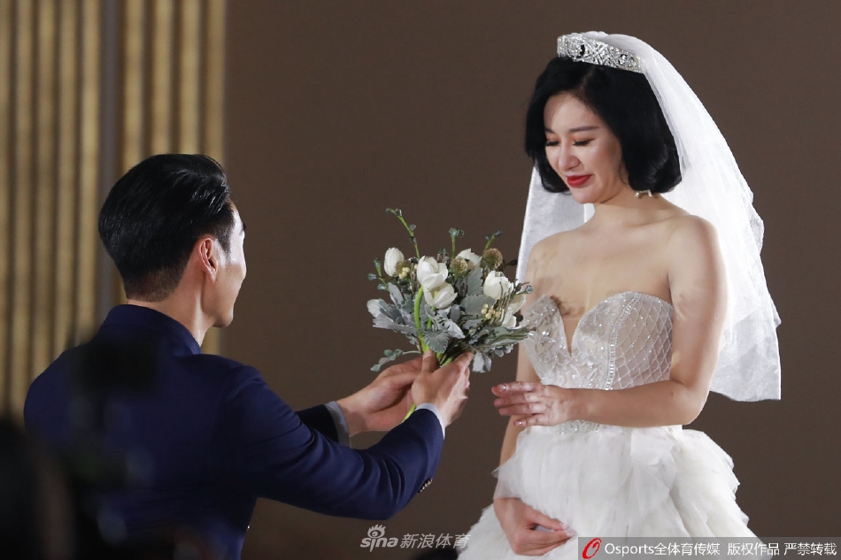 曾令旭与妻子依偎在一起，没有球场上的紧张与对抗，只有平淡生活中的宁静与陪伴，这才是最长情的告白石。