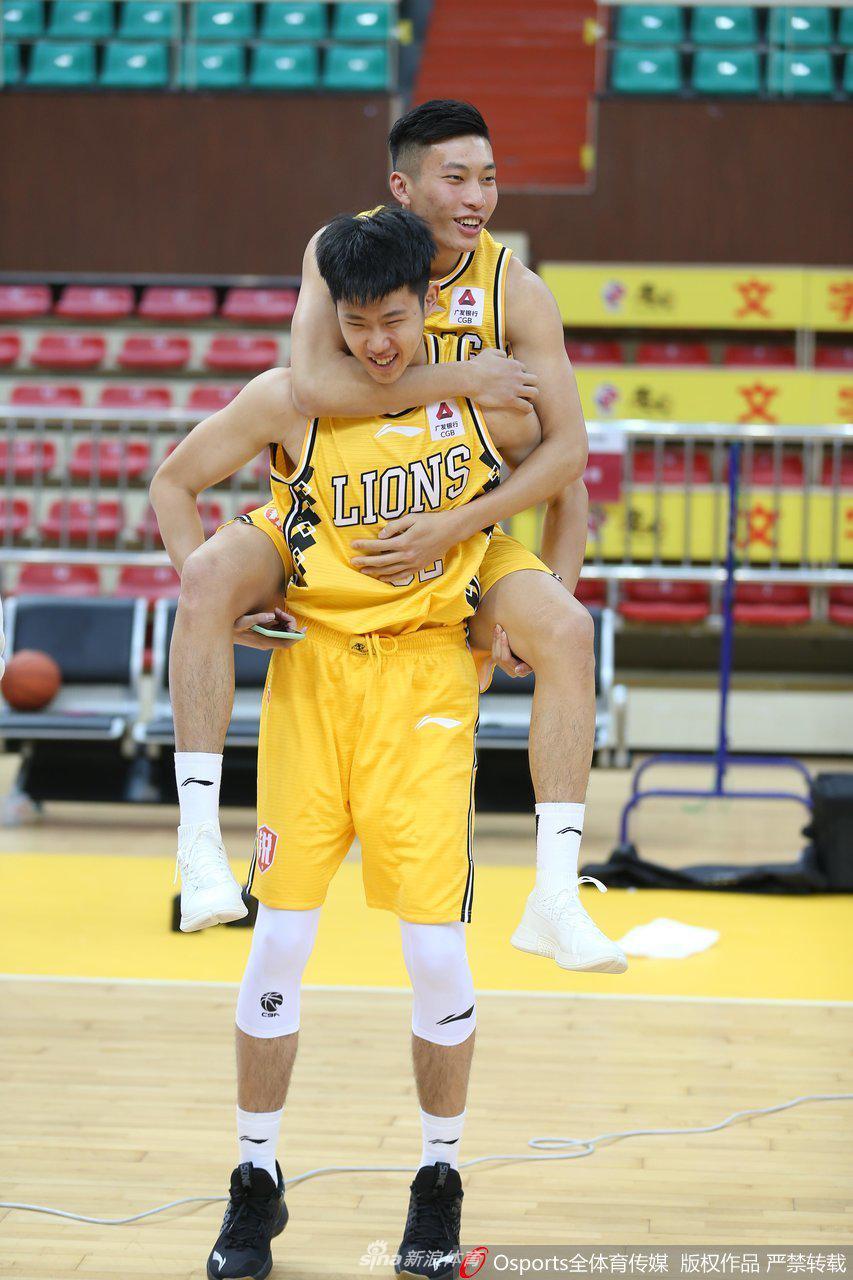 孙铭徽在镜头前摆出酷劲十足的pose,休赛期历经国家队世界杯历练后,他的身上多了一份舍我其谁的霸气,新赛季他将彻底释放自己进攻和组织才华。