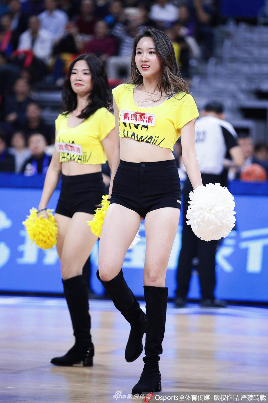 表演结束后，一位篮球宝贝俯身拾起地上的花球，她乌黑的长发如瀑布般垂下，即使在不经意的瞬间，也流露出优雅与专注，展现了篮球宝贝们专业素养之外的日常一面。