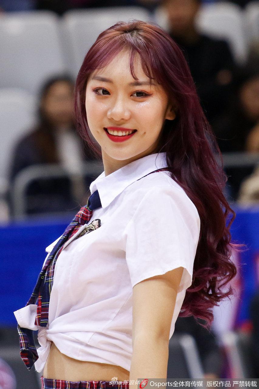 镜头拉近，这位领舞的宝贝眼神明亮而专注，嘴角上扬的弧度恰到好处，她手中挥舞的啦啦队花球仿佛也被她的热情点燃，在空中划出一道道充满活力的彩色弧线。