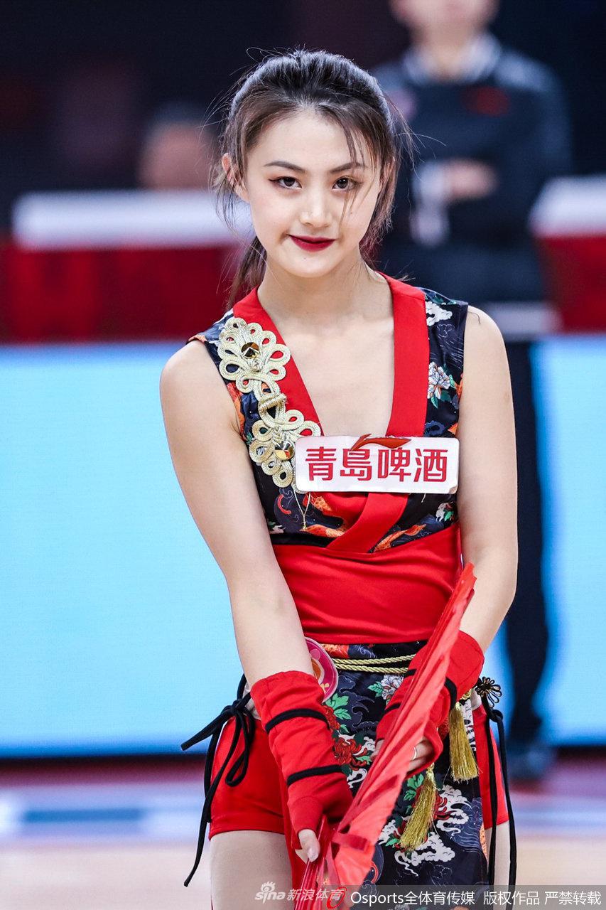 一名篮球宝贝在表演结束后对着镜头露出甜美自信的微笑，汗水挂在脸颊上，那是青春与热爱的印记，也是赛场边最动人的瞬间。