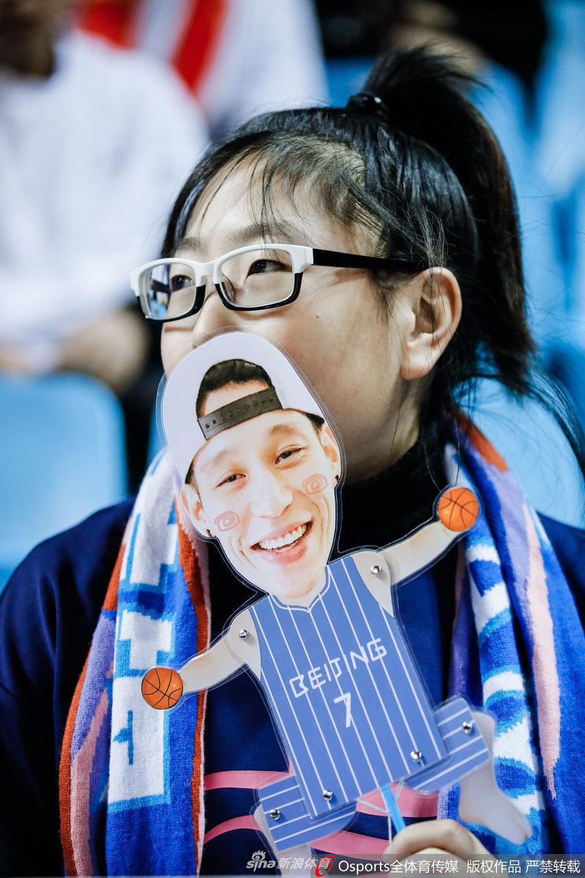 比赛结束的哨声即将吹响，一位眼含泪光的北京首钢女球迷依然举着手机自拍，背景是大屏幕上悬殊的比分，但她倔强的姿态诠释了什么叫“赢就一起狂，输就一起扛”。
