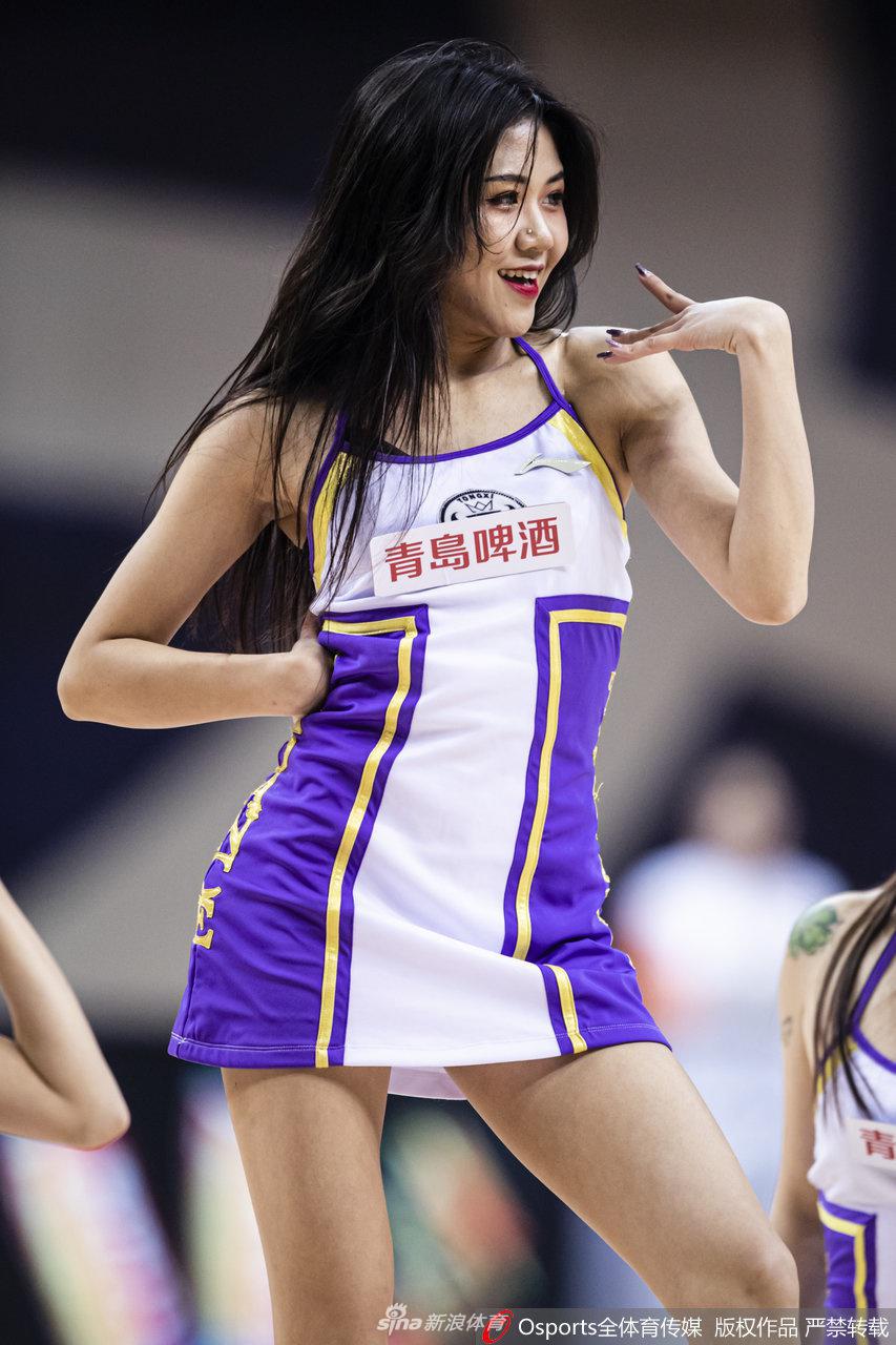 南京同曦啦啦队宝贝身披紫色战袍，在球场中央尽情舞动，青春的气息仿佛要溢出屏幕