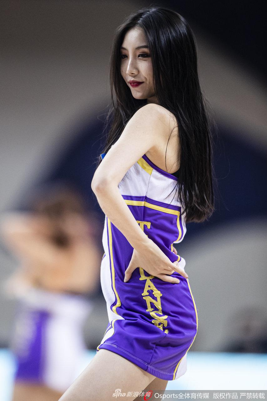 近距离的特写镜头下，啦啦队员精致的面容和专注的表情清晰可见，汗水也遮不住眼中的光芒
