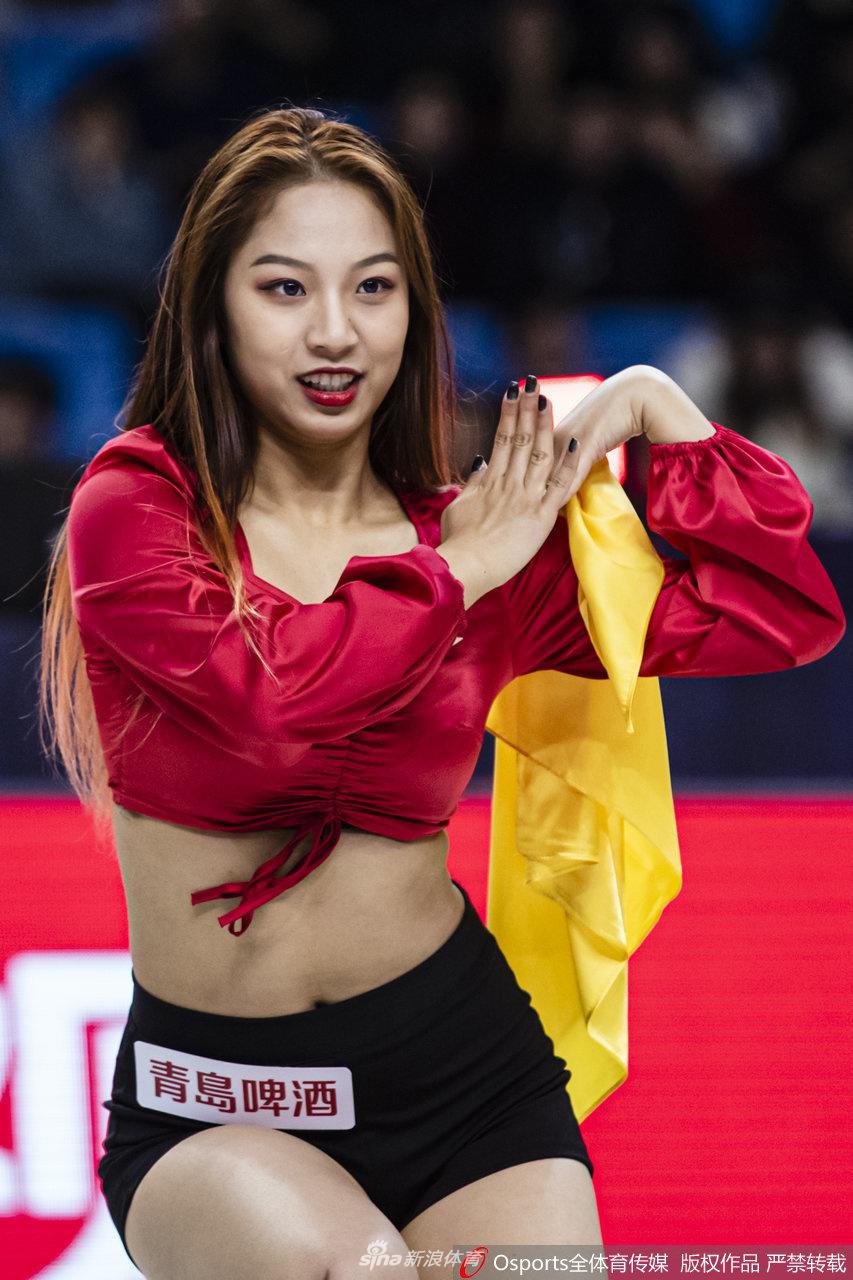 表演结束后，队员们对着镜头挥手致意，脸上洋溢着快乐的笑容，这一刻她们就是全场的焦点