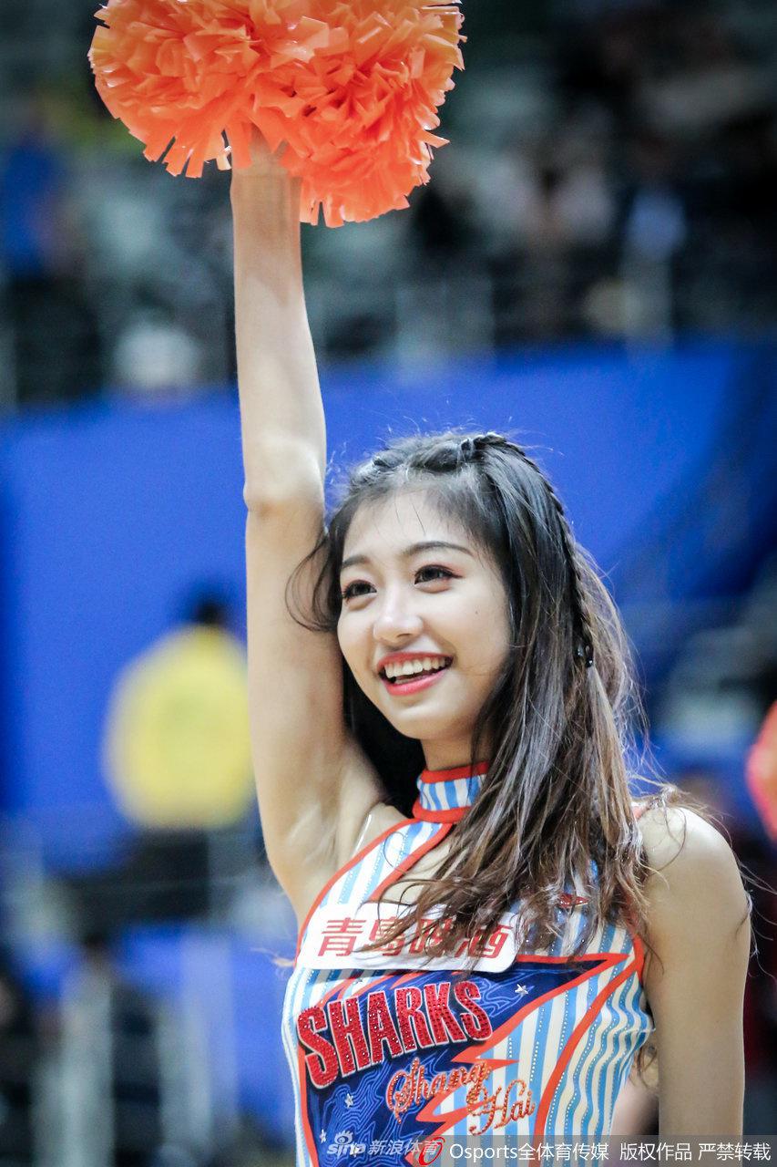 伴随着劲爆的音乐，上海大鲨鱼的篮球宝贝们在场上活力四射，手中金色的花球如同跳跃的火焰，点燃了源深体育馆的夜晚。