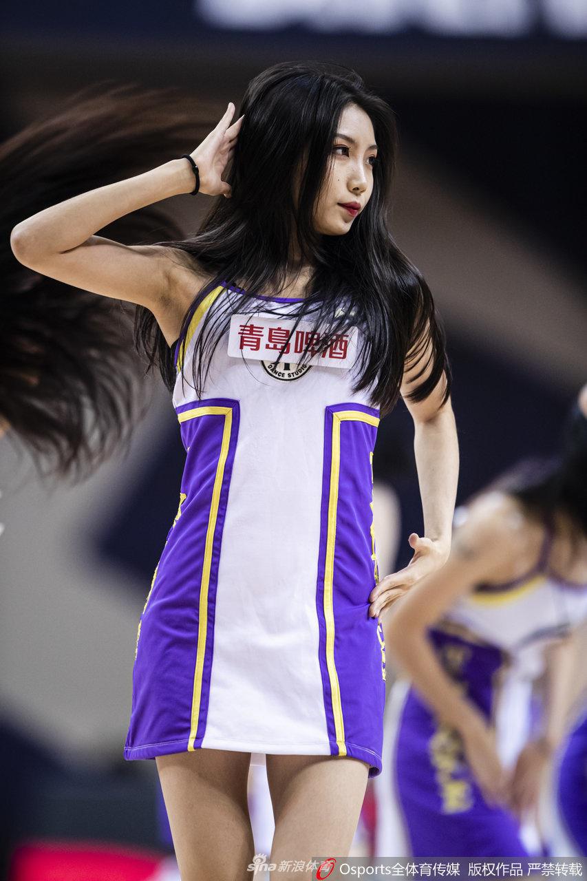 伴随着动感的音乐节拍，宝贝们扬起自信的笑容，整齐划一的动作里透出无限的青春活力