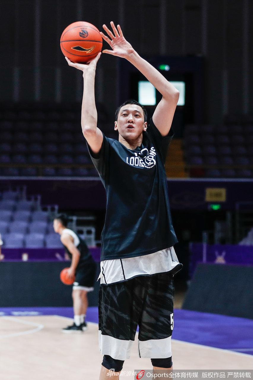 主教练胡安双手叉腰，目光如炬地紧盯着场上球员的每一次移动，他严肃的神情仿佛在审视一场真正的比赛，不放过任何一个细节。