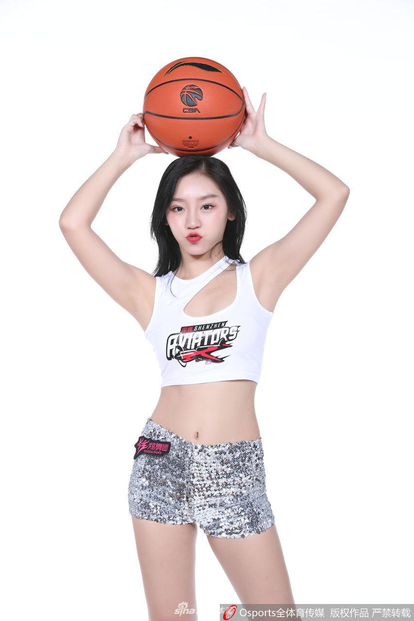 宋小粤站姿挺拔，眼神坚定地望向远方，在她身后仿佛浮现出深圳领航者主场球迷的助威声浪，寓意着为球队注入无限能量。