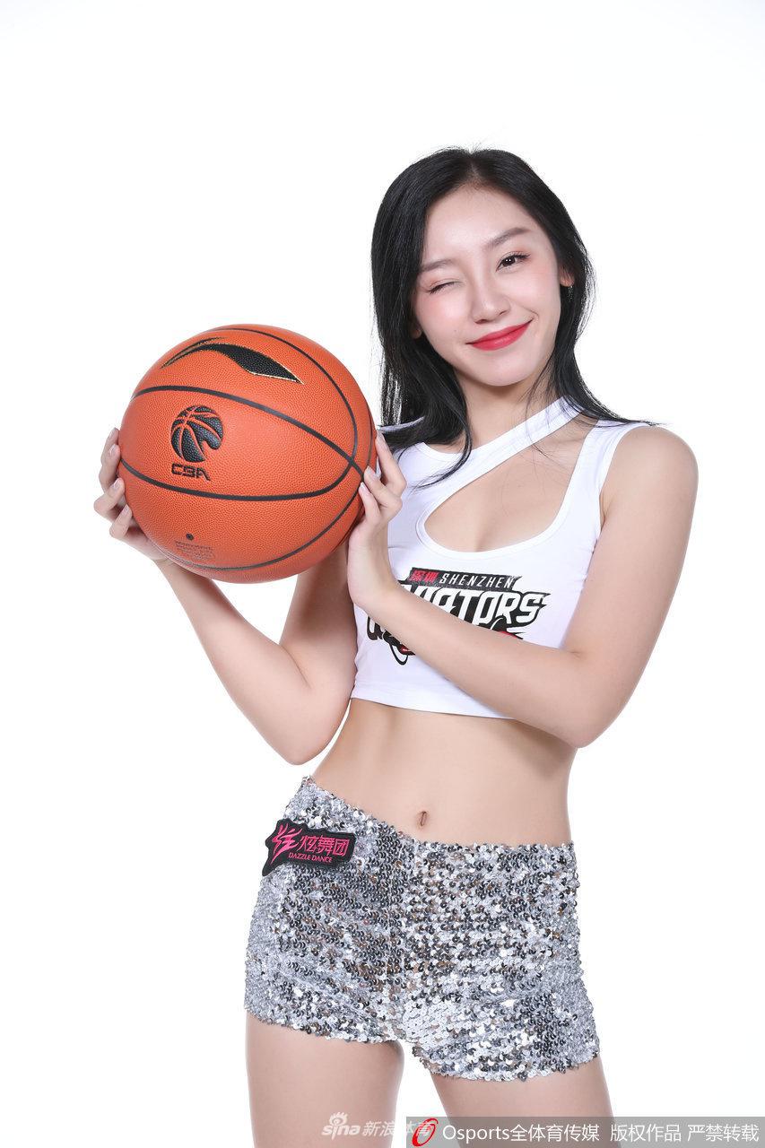 在柔和的光影下，宋小粤单手托腮，露出俏皮而甜美的神情，展现出赛场之外女孩特有的温柔气质。