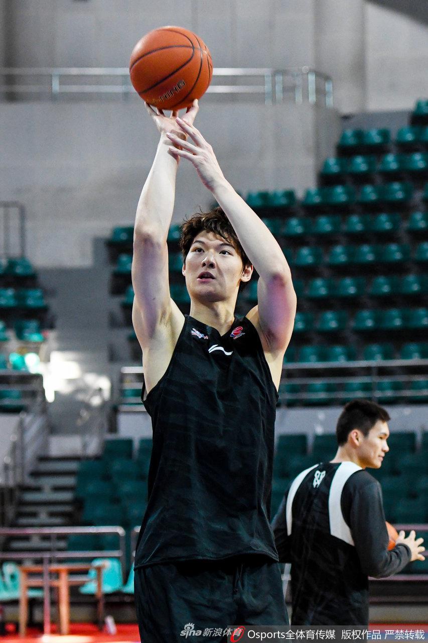 康宁汉姆在训练中跃起投篮,姿势舒展,这位新援的融入为福建队后续的强势反弹奠定了坚实基础。