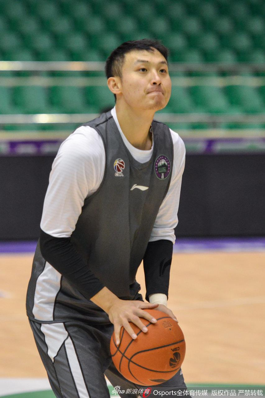 哈德森顶着防守人强行干拔三分，身体在空中微微后仰，出手瞬间的自信神情仿佛在告诉全世界：这片场地，我依然是主宰。