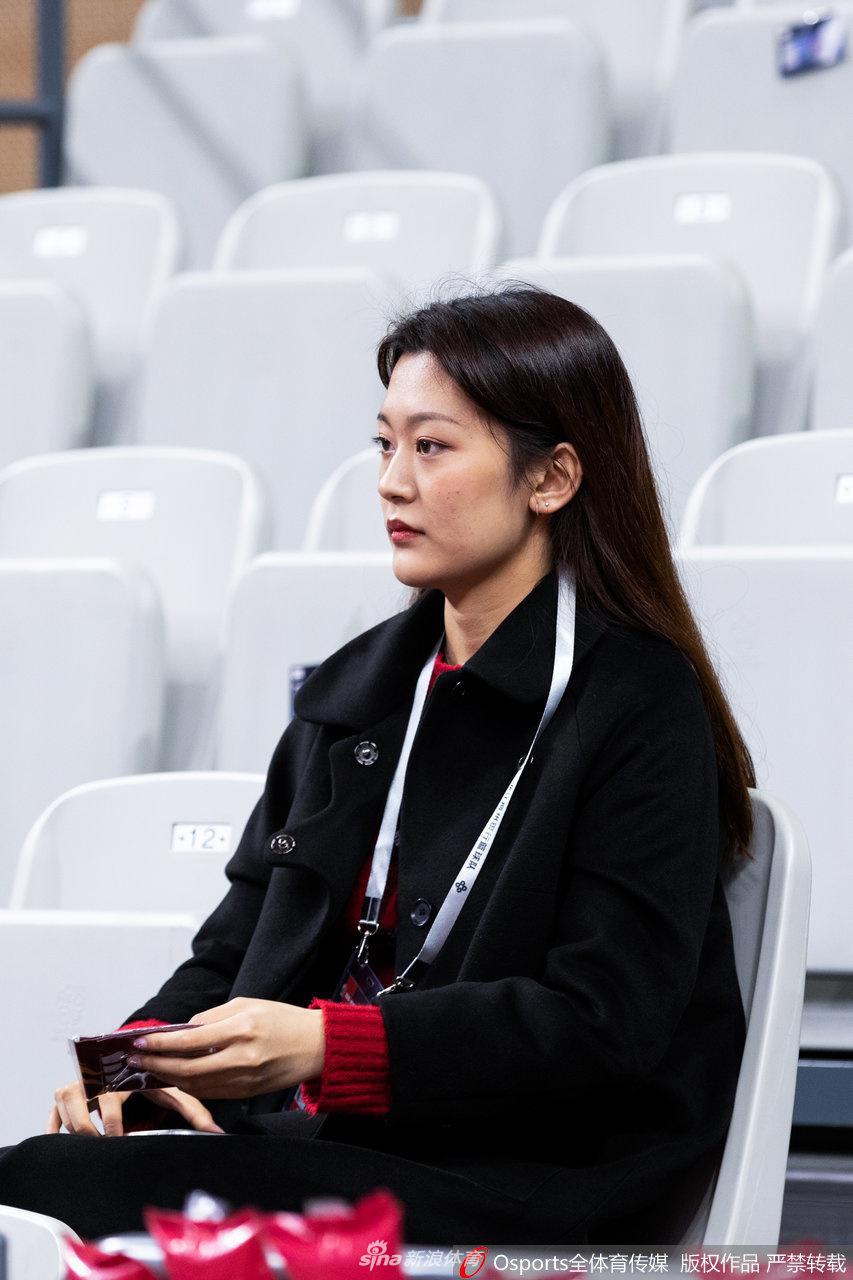 广州队的美女球迷在客队进球后挥舞充气棒，即使身处客场也毫不吝啬自己的热情，白皙的皮肤在红色围巾映衬下更显气质出众。