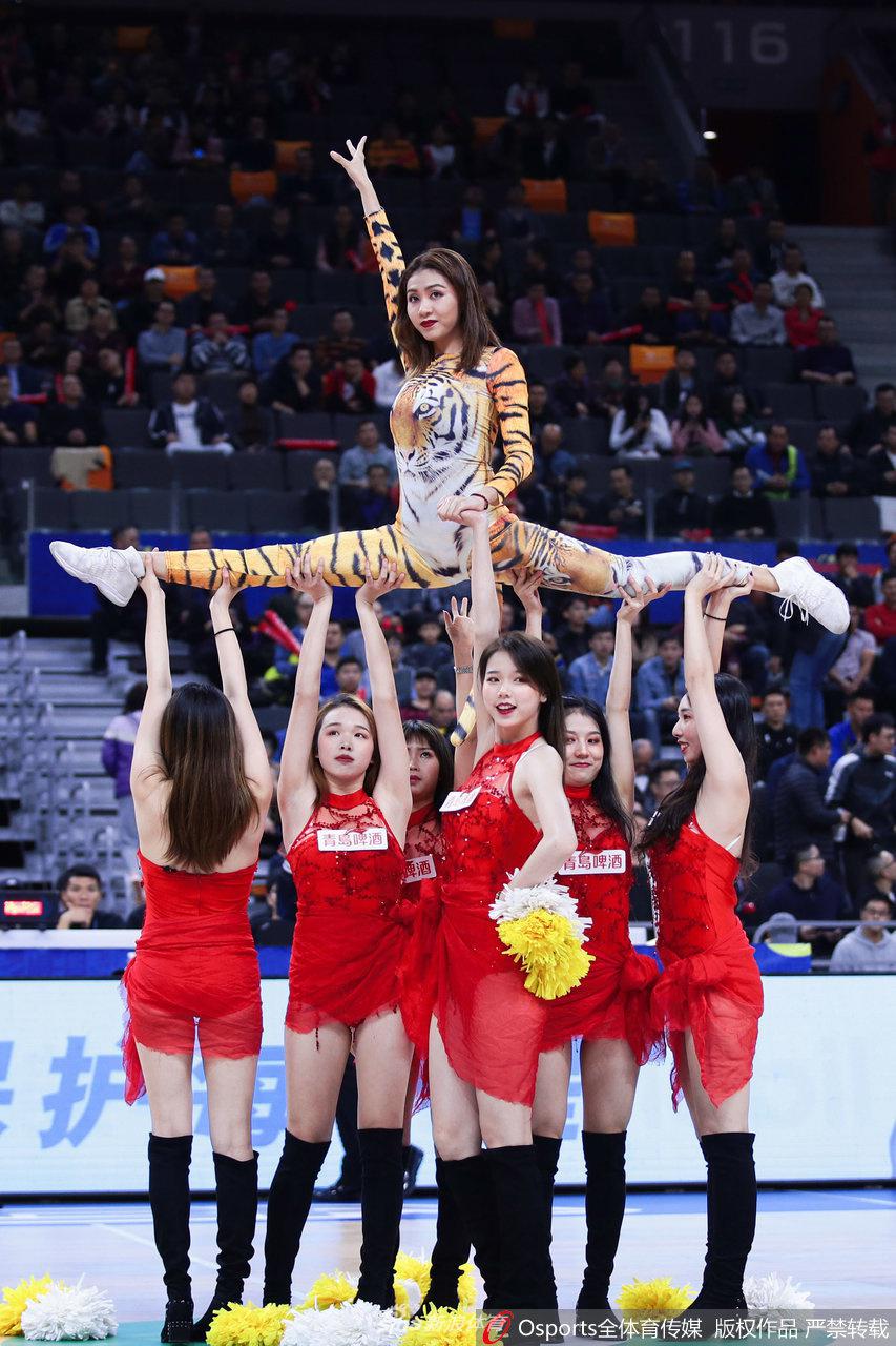 特写镜头下，一位啦啦队员随着音乐甩动马尾，眼神专注而充满感染力，精致的妆容和甜美的笑容让人感受到篮球宝贝的敬业与热情