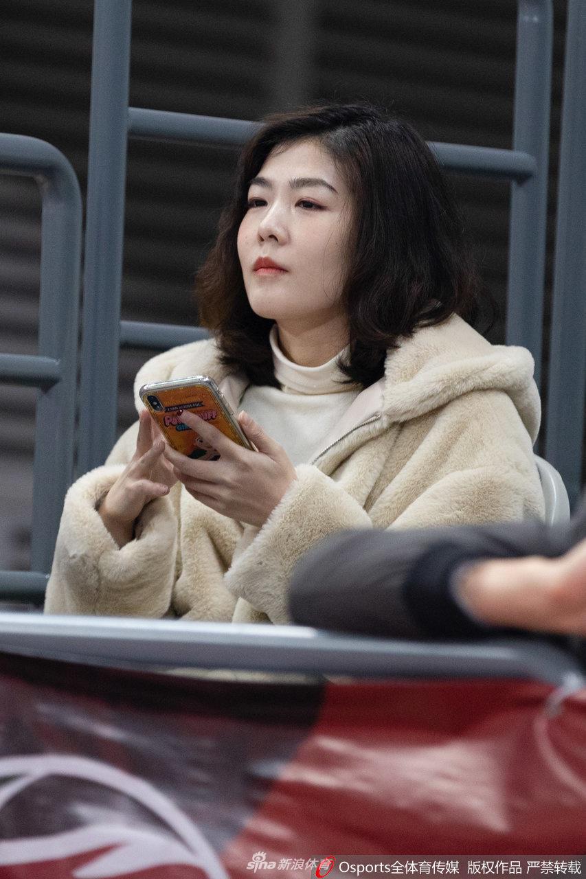 这位戴着眼镜的女球迷眼神清澈，她将目光投向远方正在组织的进攻，那份专注中带着些许好奇，像是在研究山西猛龙外援的跑位习惯，斯文的气质在喧嚣的观众席中独树一帜。