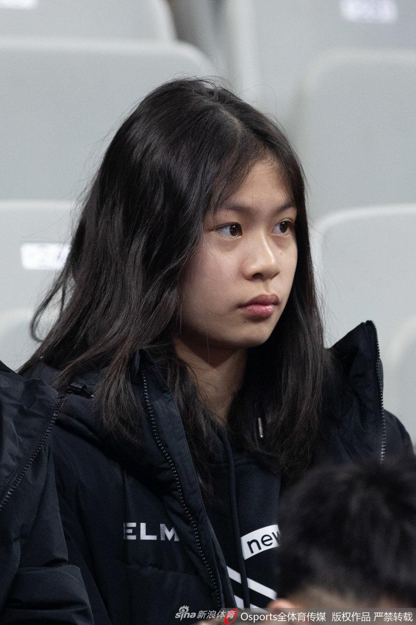 一头俏丽短发的女生将目光投向正在持球进攻的球员，背景里虚化的灯光如同星光点点，她坚定的神情仿佛在告诉所有人，哪怕是一次普通的常规赛，也值得用最热忱的心去追随。