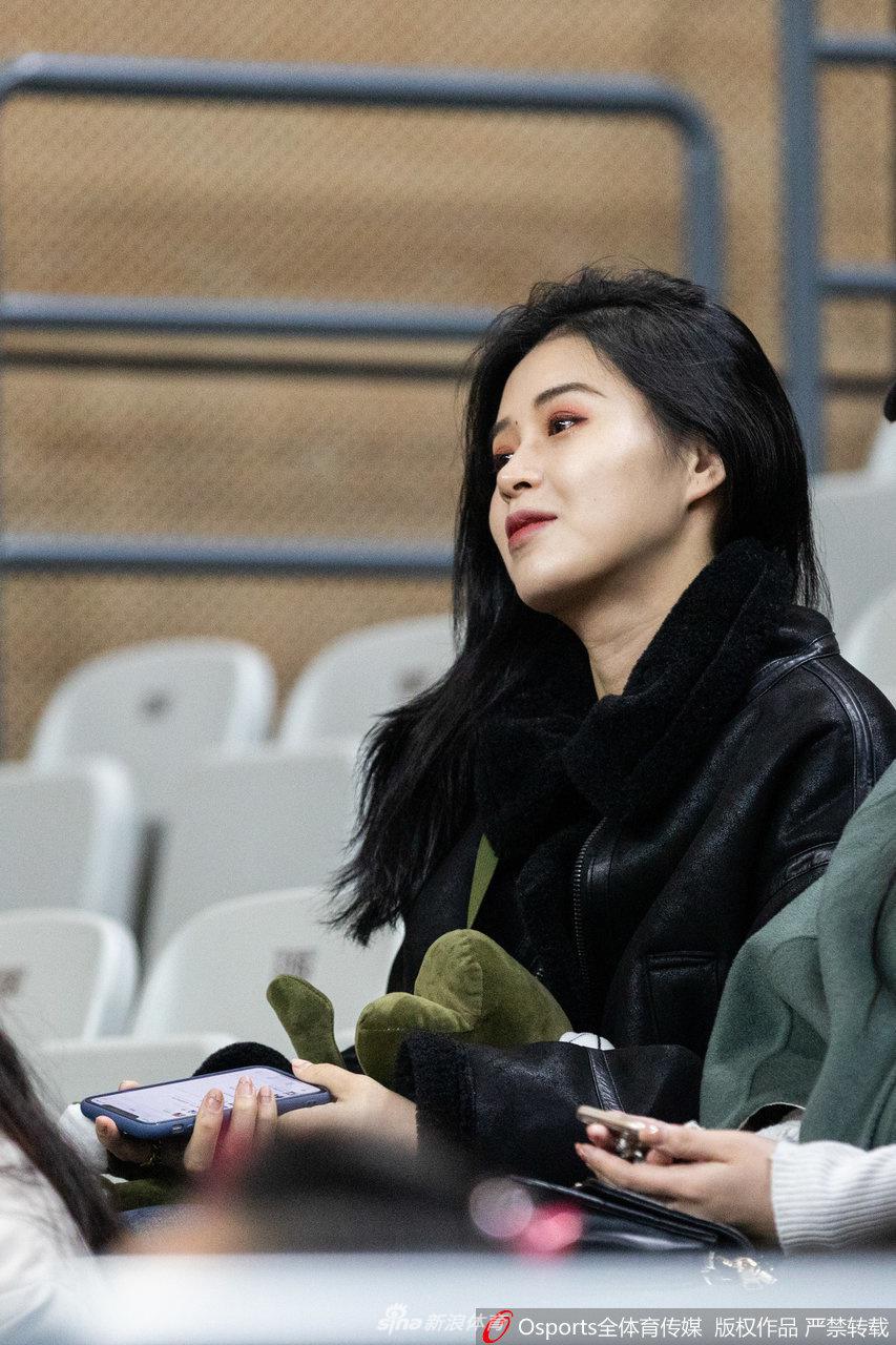 置身于蓝海般的观众席中，这位女生用白皙的手腕轻托香腮，仿佛在静静品味着山西猛龙在末节发起的那一波29比26的反扑浪潮，她的安静与场上的瞬息万变构成了一幅动人的画作。