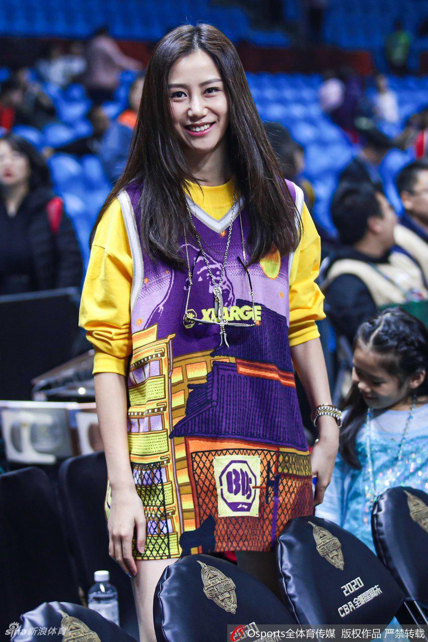 前中国男篮国手孙悦的妻子陈露，以一身亮眼的明黄色休闲装束成为场边焦点。她戴着时尚墨镜，举手投足间星味十足，不愧是模特出身，完美诠释了潮流辣妈的独特魅力。