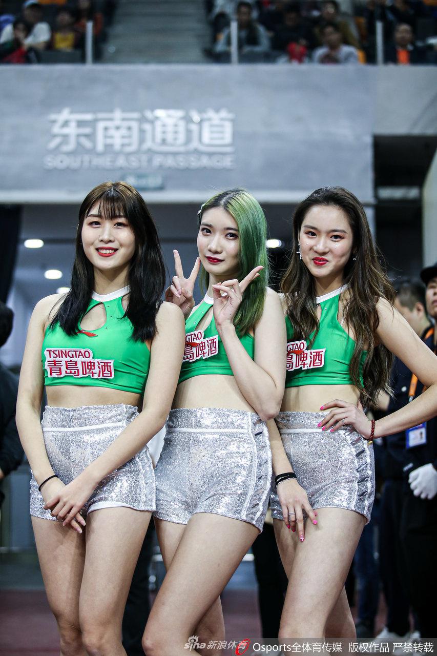 赛后，篮球宝贝在场地中央排成一排鞠躬谢幕，胜利的喜悦与艺术的柔美在东莞夜空下完美融合，成为球迷心中的经典记忆。