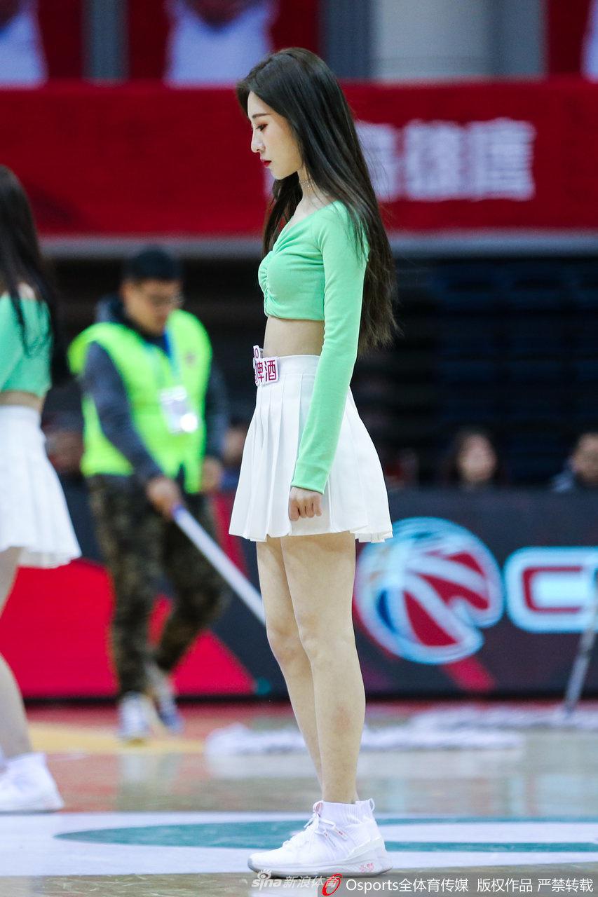 表演结束后，宝贝们手持彩扇向观众致意，舞台上的灯光为她们镀上一层金色的轮廓，她们用自己的方式成为了这个篮球之夜的女主角。