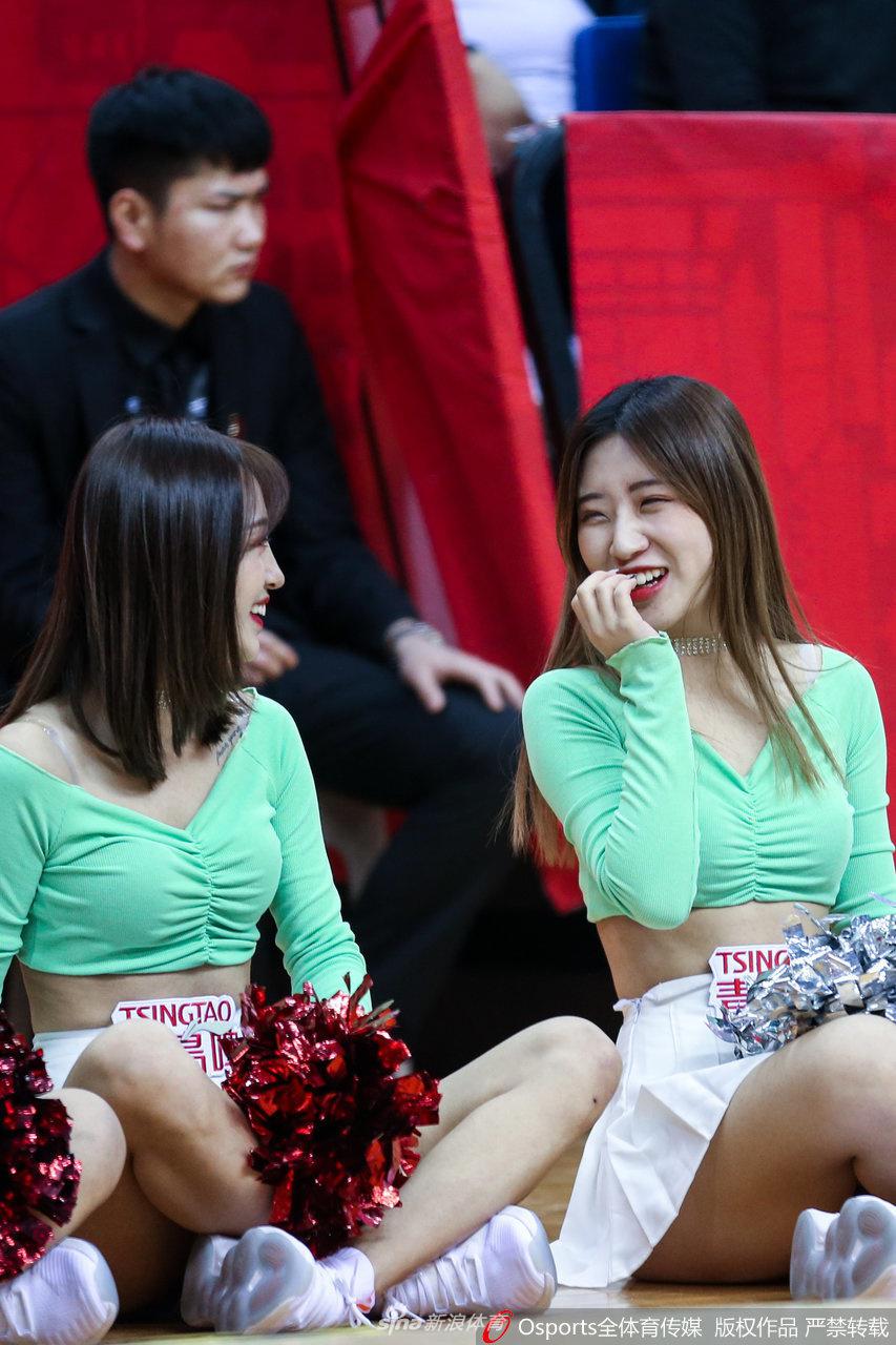 一位宝贝在表演间隙的抓拍，她轻轻整理着秀发，旗袍的典雅与少女的娇羞完美融合，定格了赛场边最柔美的瞬间。