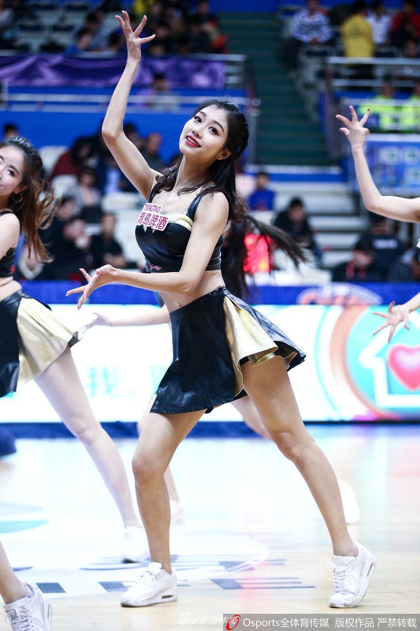 一名啦啦队员高高跃起，飞舞的长发与扬起的双手带动全场观众打起节拍，青春的活力在这一刻毫无保留地绽放。