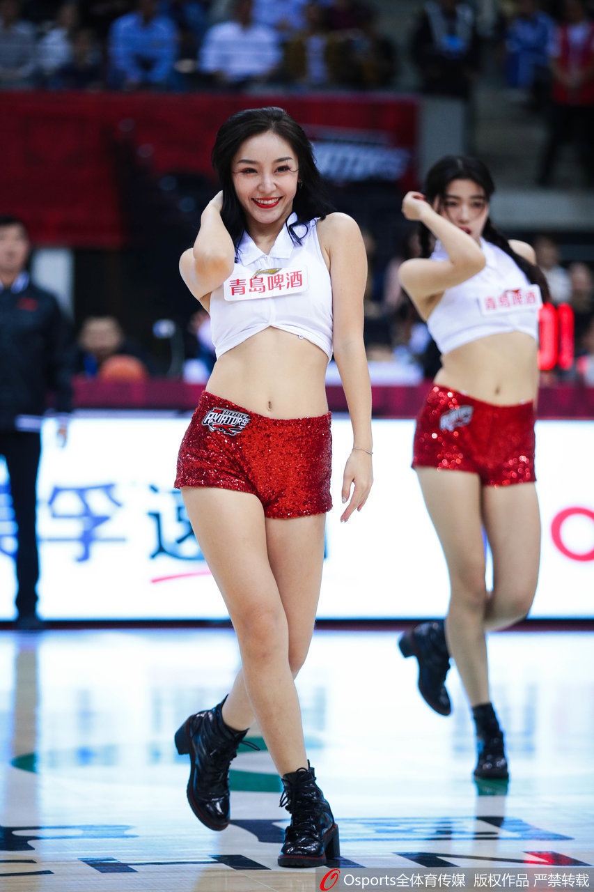 竖屏高清视角定格宋小粤的个人魅力时刻,她单手叉腰微微侧身,紧身黑色背心搭配迷彩长裤尽显飒爽英姿,背景观众席虚化成人浪