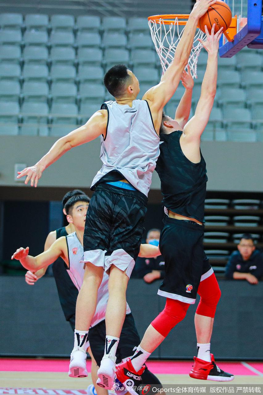 获胜的球员比出象征力量的肌肉姿势，神情得意，一旁的队友们笑容灿烂，用欢呼和簇拥为这场训练课后的欢乐时刻画上完美句号。