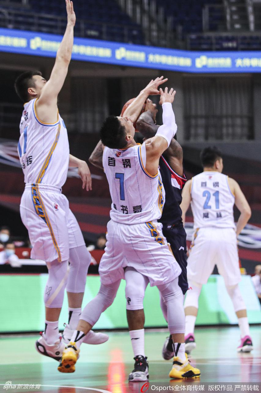 赛后，林书豪嘴含染血纱布坐在场边，虽然伤口疼痛难忍，但他眼神坚定，默默为场上的队友加油助威。