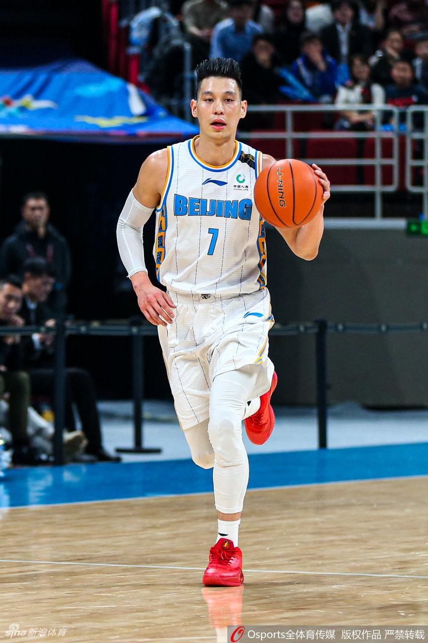 林书豪在比赛中被对方三名球员包夹，依然奋力将球举过头顶，他脸上坚毅的表情与肌肉线条在激烈对抗中清晰可见，完美诠释了奋不顾身的拼搏精神。