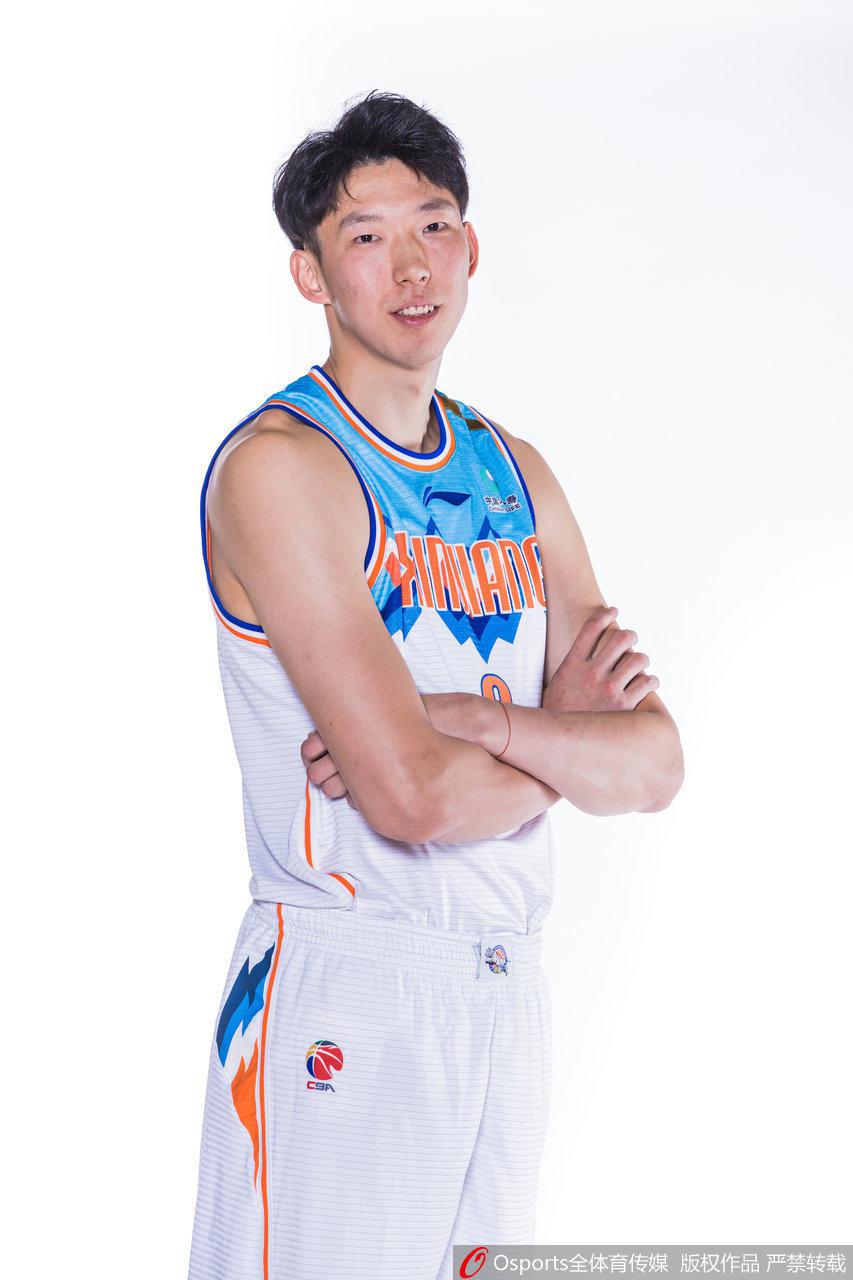 新生代球员们簇拥在一起，鲁吐布拉、热甫卡提江等人笑容灿烂，青春的气息扑面而来，他们代表着飞虎军团未来的厚度与希望。