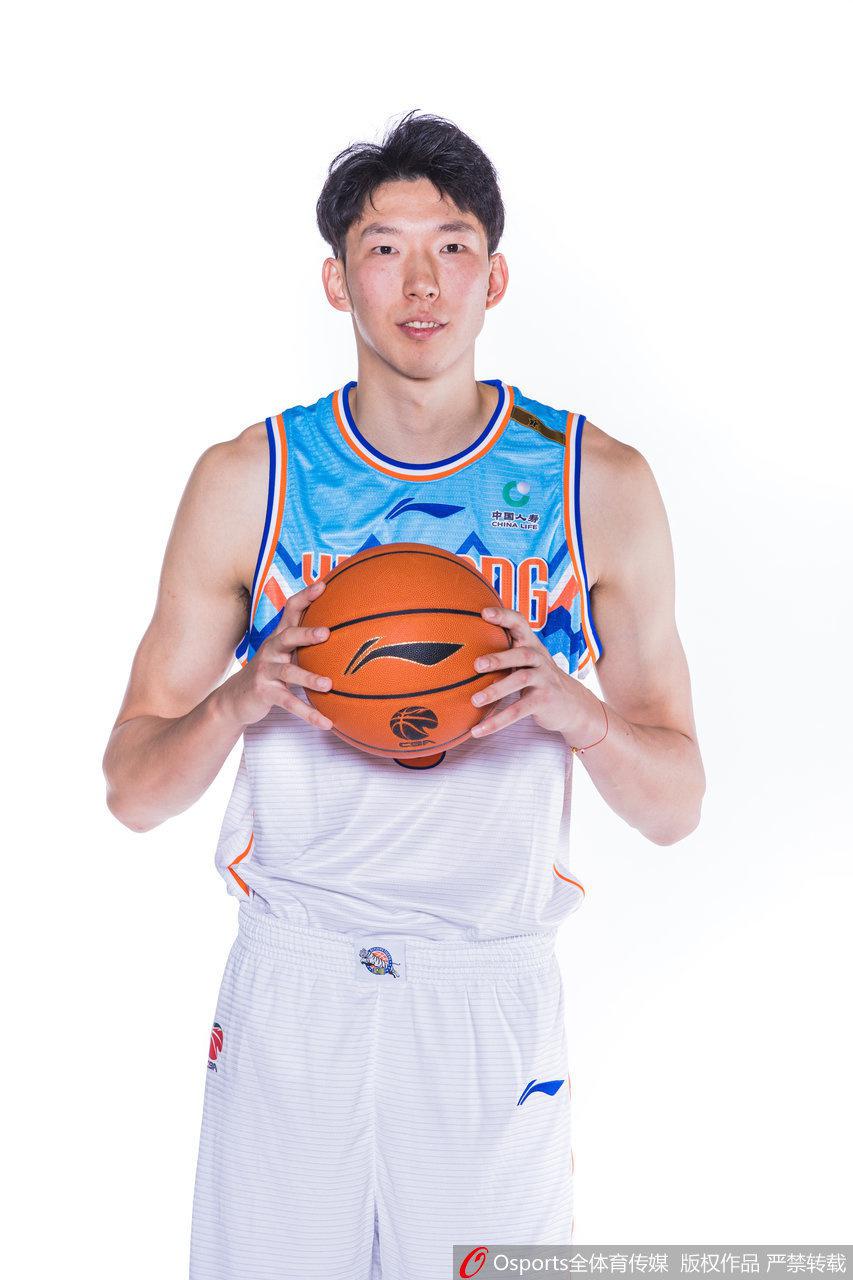 潜力新星齐麟在镜头前蓄势待发，他身姿挺拔，手臂肌肉线条分明，年轻的脸上写满了不甘平庸的傲气，预示着新赛季他将翱翔于天际。