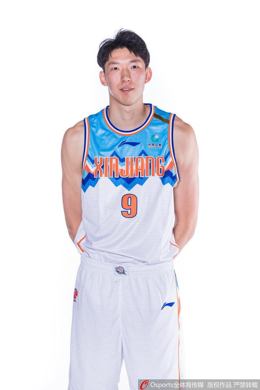 高塔朱传宇与队友并排而立，2米23的身高让他如同巨人般鹤立鸡群，即使是一旁的周琦在他身边也显得小了一号，这堵内线高墙令人望而生畏。