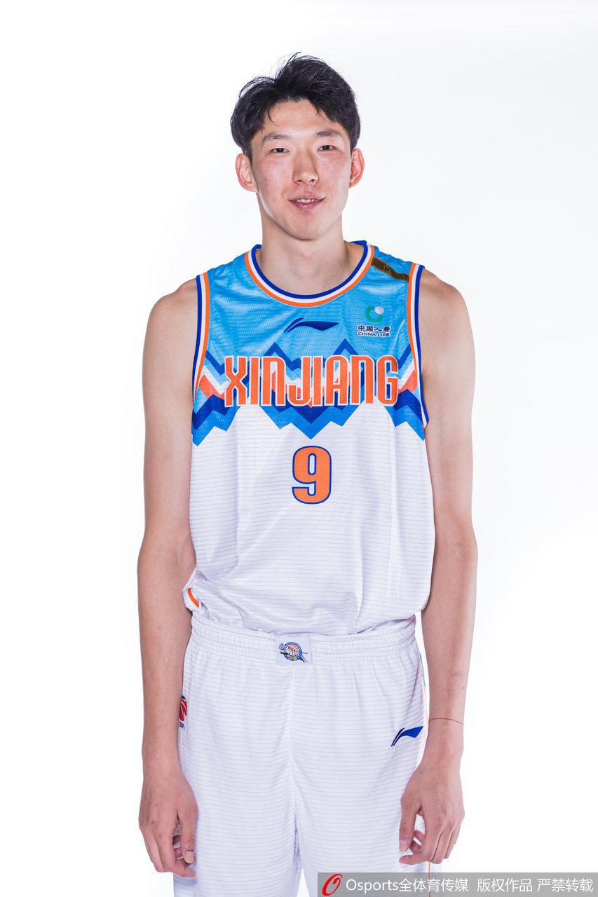 硬汉于德豪在单人写真中神情专注，嘴角微微下抿，透露出他防守端撕咬式压迫的风格，这位新援将为球队的后场注入铁血般的防守意志。