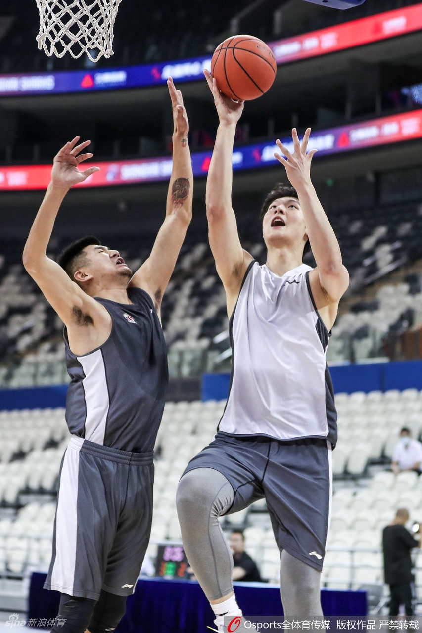 副队长可兰白克底角三分手起刀落，皮球划出完美弧线应声入网