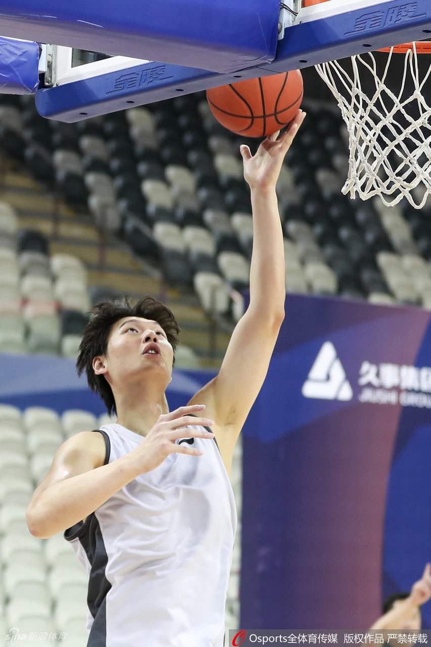 李春江指导双手叉腰在场边督训，目光如炬紧盯弟子们每一次战术跑位